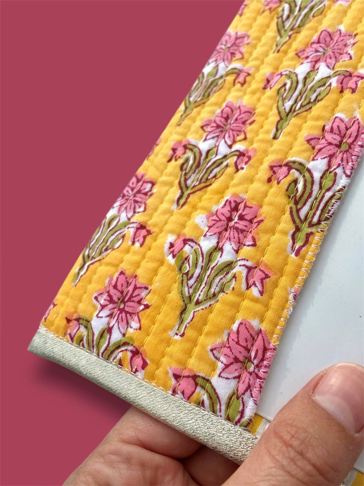 Protège carnet de santé bordure or