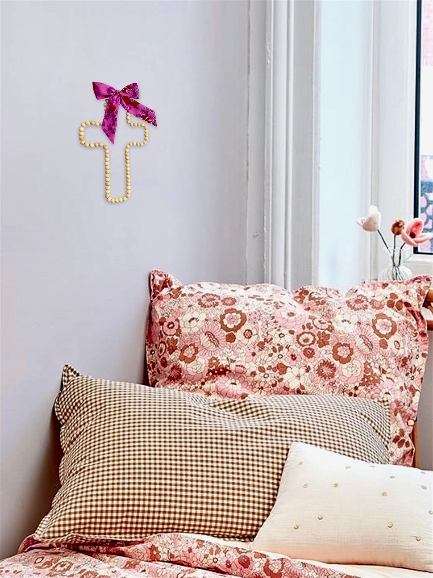 Croix en perles de bois