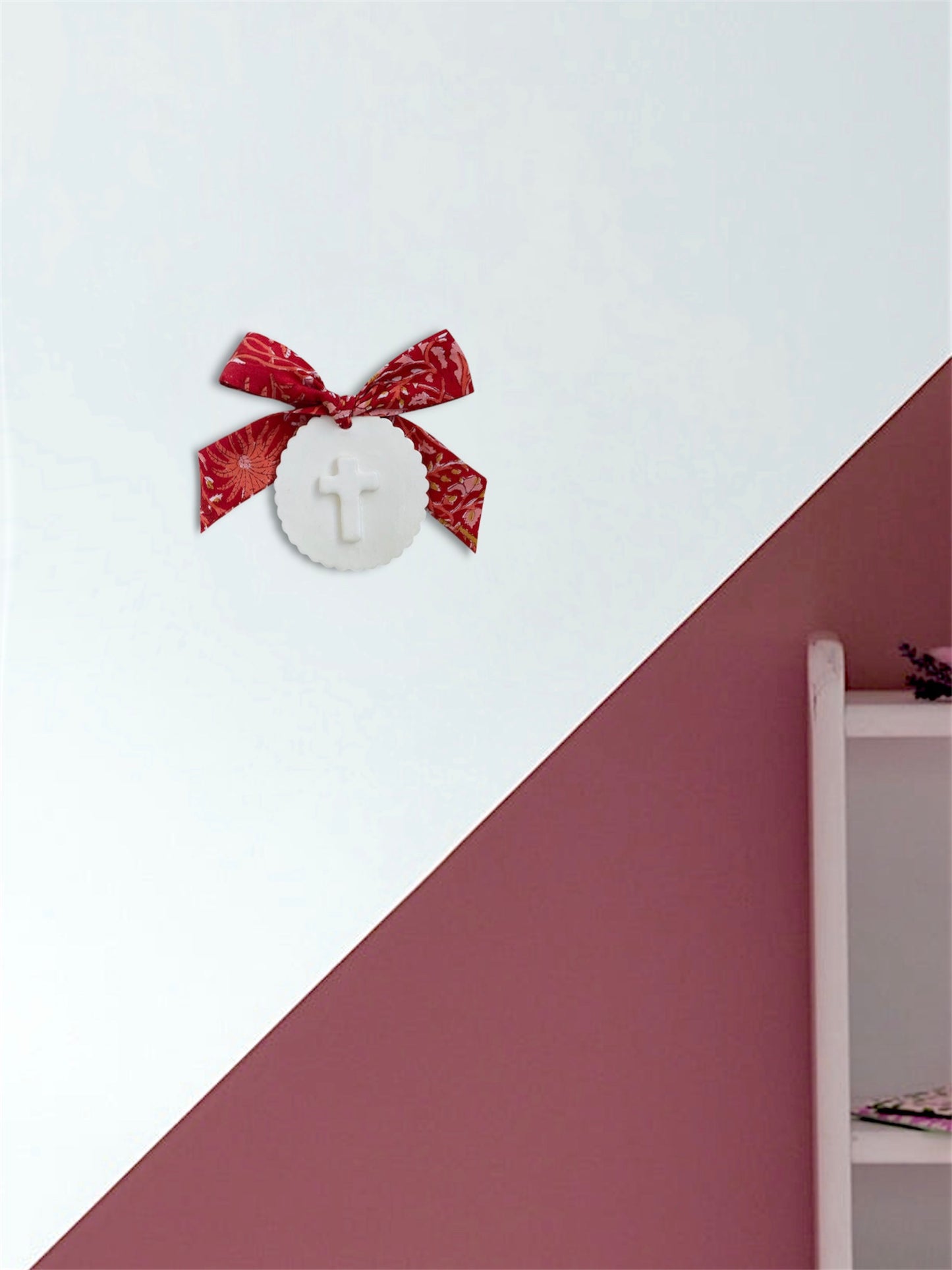 Croix enfantine en argile blanche