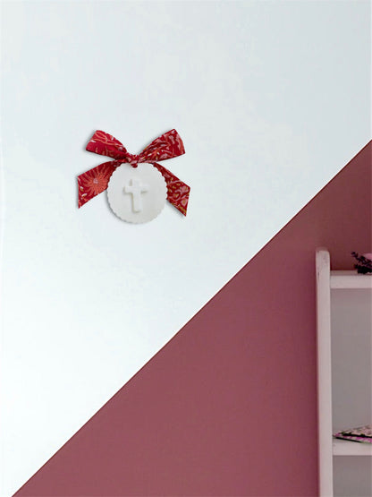 Croix enfantine en argile blanche