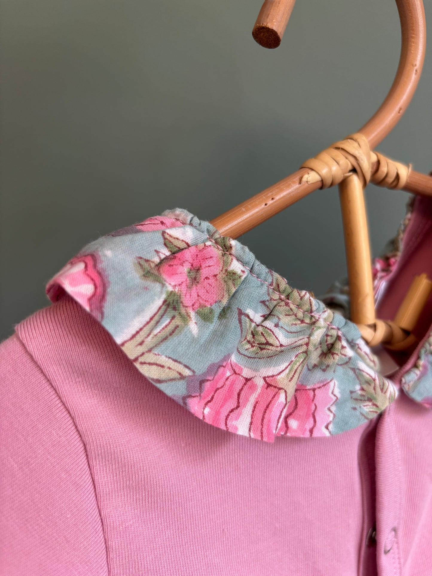 Pyjama à col rose et bleu - 12 mois